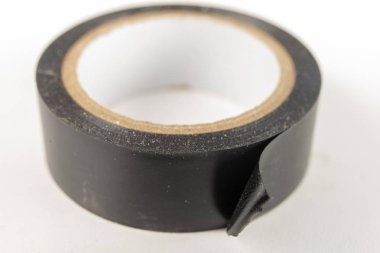 Küçük elektrik işleri için izolasyon bant. Malzemeler ve aksesuarlar, elektrikçi. Beyaz arka plan.