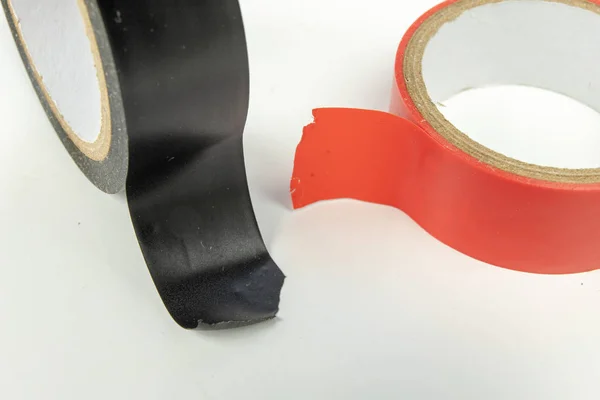 マイナーな電気工事用の絶縁テープ 材料は 電気技師のためのアクセサリー 白背景 — ストック写真