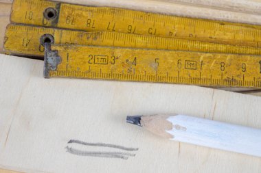 Carpenter'ın ölçü ve bir atölye tabloda kalem. Malzeme ahşap dükkanda ölçümü. Beyaz arka plan.