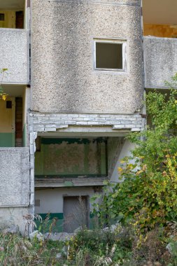 Orta Avrupa evlerde terk edilmiş. Eski bir askeri birim üzerinden daireler blokları yok edildi. Sezon sonbahar.