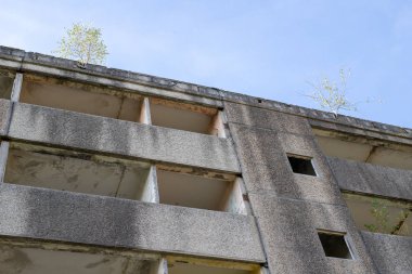 Orta Avrupa evlerde terk edilmiş. Eski bir askeri birim üzerinden daireler blokları yok edildi. Sezon sonbahar.
