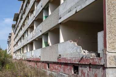 Orta Avrupa evlerde terk edilmiş. Eski bir askeri birim üzerinden daireler blokları yok edildi. Sezon sonbahar.