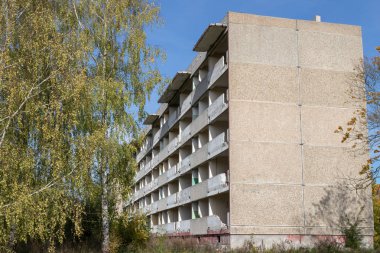 Orta Avrupa evlerde terk edilmiş. Eski bir askeri birim üzerinden daireler blokları yok edildi. Sezon sonbahar.