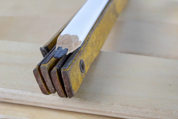 Carpenter Měření Tužka Stole Workshop Měření Materiálu Dřevoobráběcí Obchod Bílé — Stock fotografie