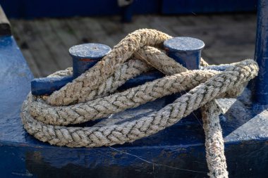 Bir balıkçı teknesi bir balıkçı limanı içinde ip demirleme. Orta Avrupa'da gemilerin arma. Sezon sonbahar.