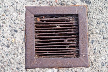 Aşınmış metal ızgara bir beton zemin drenaj su için. Waterwaters sahil., sonbahar sezonunun rafting için bir yer.