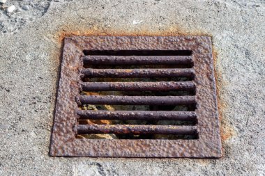 Aşınmış metal ızgara bir beton zemin drenaj su için. Waterwaters sahil., sonbahar sezonunun rafting için bir yer.