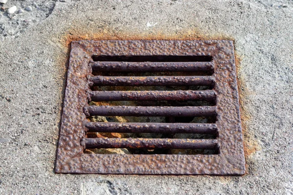 Aşınmış metal ızgara bir beton zemin drenaj su için. Waterwaters sahil., sonbahar sezonunun rafting için bir yer.