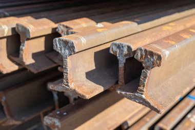 Demiryolu parça tren istasyonunda saklanır. Gaz yakıcı ile kesme raylar yer. zaman yıl Güz.