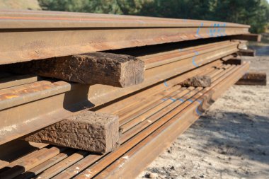 Demiryolu parça tren istasyonunda saklanır. Gaz yakıcı ile kesme raylar yer. zaman yıl Güz.