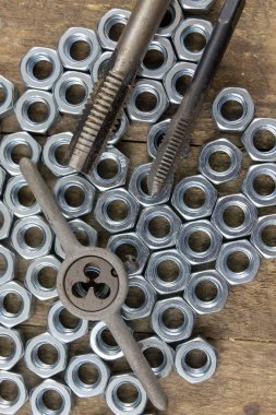 Ölür ve iplik kesme çilingir işleri için dokunun. Tamirci için aksesuarlar. Koyu arka plan.