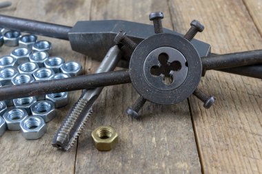 Ölür ve iplik kesme çilingir işleri için dokunun. Tamirci için aksesuarlar. Koyu arka plan.