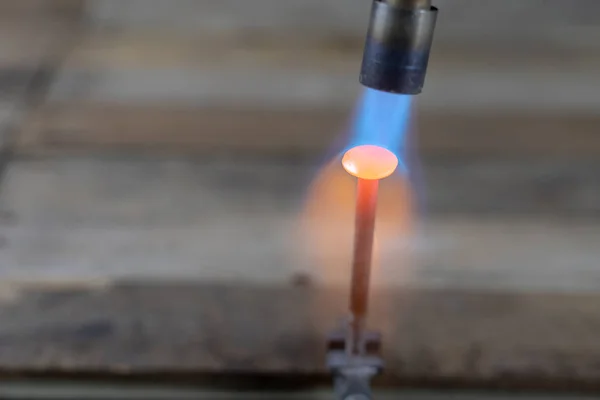 Riscaldamento in metallo con bruciatore a gas in un laboratorio domestico. Temperatura st — Foto Stock