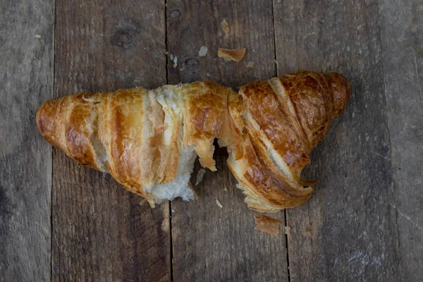 Ízletes Jól Sütött Croissant Tartalmaz Egy Fából Készült Konyhai Asztal — Stock Fotó