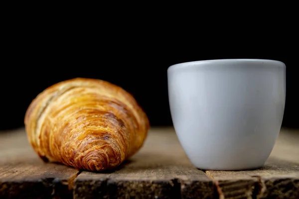 Croissant Saboroso Bem Assado Uma Mesa Cozinha Madeira Pão Leve — Fotografia de Stock