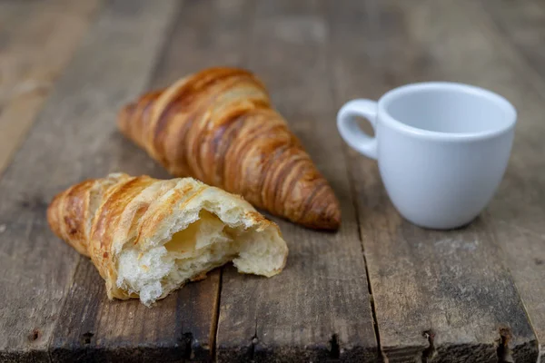 Croissant Saboroso Bem Assado Uma Mesa Cozinha Madeira Pão Leve — Fotografia de Stock