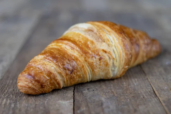 Croissant Saboroso Bem Assado Uma Mesa Cozinha Madeira Pão Leve — Fotografia de Stock