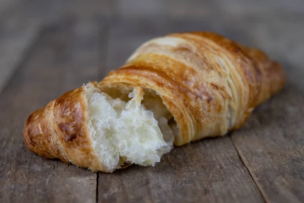 Croissant Saboroso Bem Assado Uma Mesa Cozinha Madeira Pão Leve — Fotografia de Stock