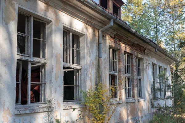 Kırık bir pencere eski terk edilmiş bir binada. Kırık cam pencere sitede. Eski bina.