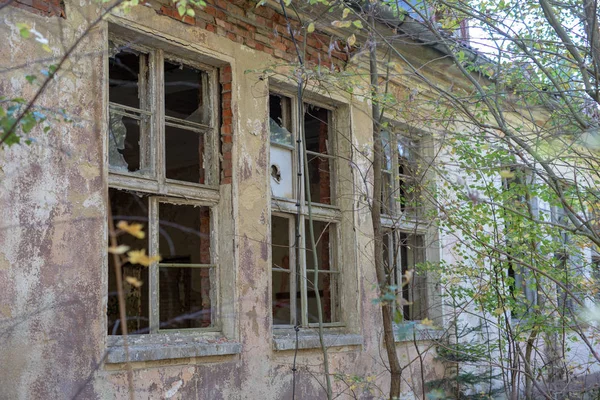 Uma Janela Partida Num Antigo Edifício Abandonado Vidro Partido Local — Fotografia de Stock