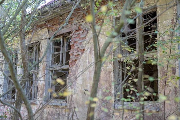 古い断念された建物に壊れた窓 ウィンドウのサイトにガラスの破片 古い建物 — ストック写真