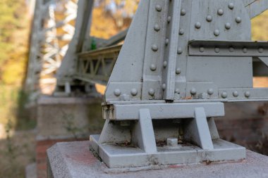 Bir kafes inşa bir nehir üzerinde bir köprü. Köprü, truss perçin Nehri üzerinde eski teknoloji tarafından katıldı. Kış campery.