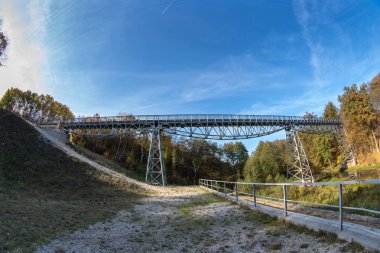Bir kafes inşa bir nehir üzerinde bir köprü. Köprü, truss perçin Nehri üzerinde eski teknoloji tarafından katıldı. Kış campery.