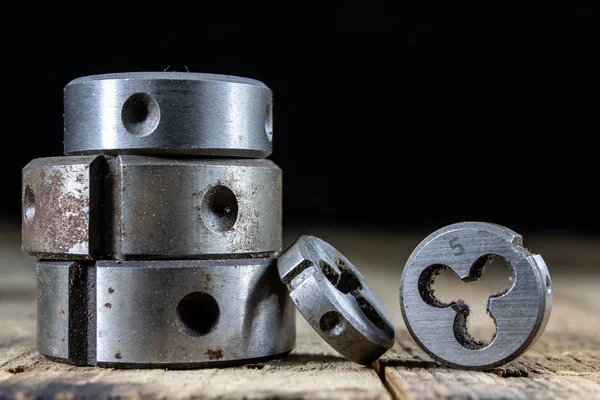 Strumenti Metallici Sul Tavolo Del Workshop Filettatura Muore Rubinetti Vecchio — Foto Stock