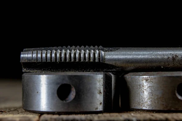 Metal Işleri Araçlar Atölye Masada Parçacığı Ölür Bir Eski Tozlu — Stok fotoğraf