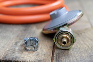 Regülatör propan bütan gaz silindir ve aksesuar Ahşap Atölyesi masada. Gaz aksesuar atölyesinde. Koyu arka plan.