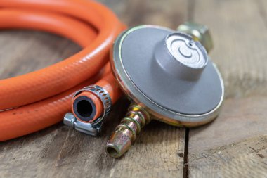 Regülatör propan bütan gaz silindir ve aksesuar Ahşap Atölyesi masada. Gaz aksesuar atölyesinde. Koyu arka plan.