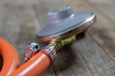 Regülatör propan bütan gaz silindir ve aksesuar Ahşap Atölyesi masada. Gaz aksesuar atölyesinde. Koyu arka plan.