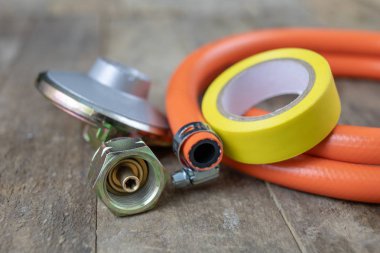 Regülatör propan bütan gaz silindir ve aksesuar Ahşap Atölyesi masada. Gaz aksesuar atölyesinde. Koyu arka plan.