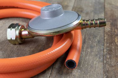 Regülatör propan bütan gaz silindir ve aksesuar Ahşap Atölyesi masada. Gaz aksesuar atölyesinde. Koyu arka plan.
