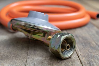 Regülatör propan bütan gaz silindir ve aksesuar Ahşap Atölyesi masada. Gaz aksesuar atölyesinde. Koyu arka plan.