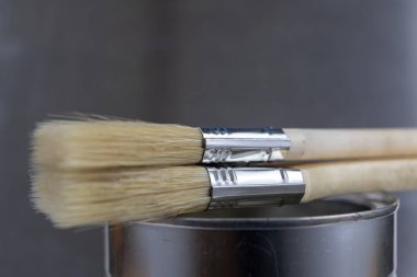 Bir boya fırça ve boya atölyesi masada. İnşaat işçileri için resim aksesuarlar. Açık renkli.