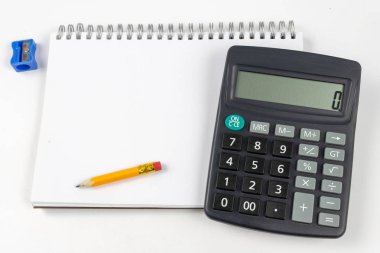 Notlar ve kalem ofis masaya ayırdığınız için Not defteri. Tırnak ve ezber muhasebe alanında gerekli aksesuarları. Beyaz arka plan.