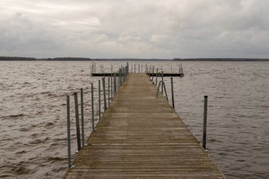 Göl üzerinde eski bir köprü. Gemilerin demirleme için bir yer. Sezon sonbahar.