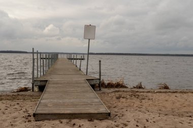 Göl üzerinde eski bir köprü. Gemilerin demirleme için bir yer. Sezon sonbahar.