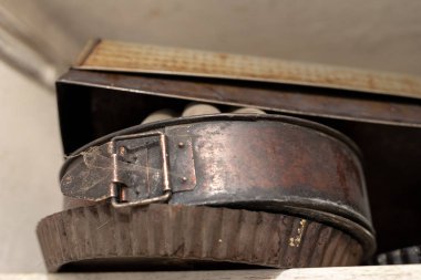 Eski bir mutfak masasında eski fırın kalıpları. Aksesuarlar mutfak pişirme. ahşap masa.