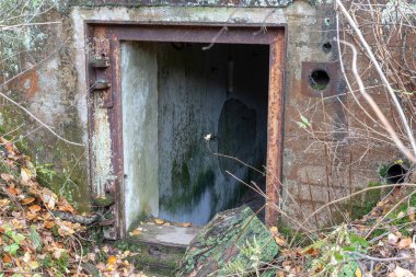 Orta Avrupa yıkıldı sığınakta. Eski betonarme tahkimatı Pomeranian set of. Sezon sonbahar.