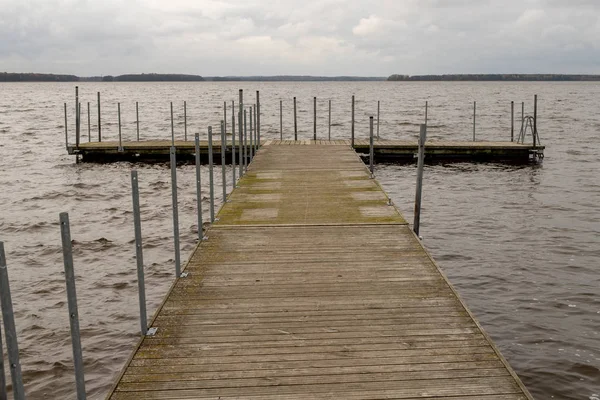 Göl üzerinde eski bir köprü. Gemilerin demirleme için bir yer. Sezon sonbahar.