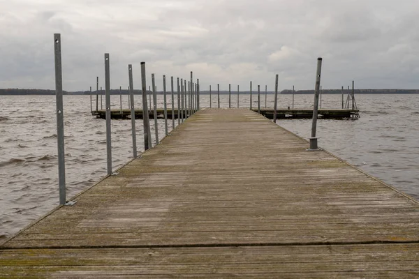 Göl üzerinde eski bir köprü. Gemilerin demirleme için bir yer. Sezon sonbahar.