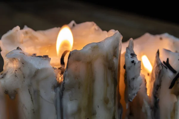 Velhas Velas Com Cera Suja Uma Mesa Madeira Queimar Castiçais — Fotografia de Stock