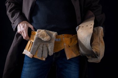 Kaynakçı bir mekanik atölye. İşyerinde çalışırken bir çalışan. Bir çilingir atölye içinde belgili tanımlık geçmiş.