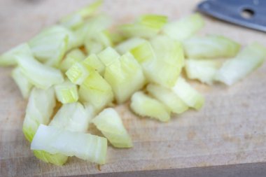 Soğan Doğrama tahtası beyaz mutfak masası üzerinde. Sebze yemekleri Ev mutfakta hazırlanması için. Beyaz arka plan.