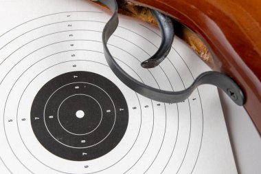 Kalkan ve pnömatik silah beyaz bir tablo. Çekim mesafeden çekim spor için aksesuarlar. Açık renkli.