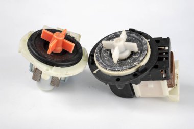 Eski çamaşır makinesi pompası. Ev aletleri için yedek parçalar. Açık renkli.