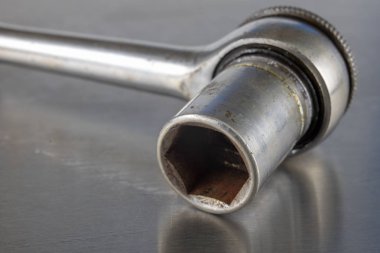 Eski soket anahtarı bir kolu ile. Atölye tamirci teneke bir tablo için aksesuarlar. Açık renkli.