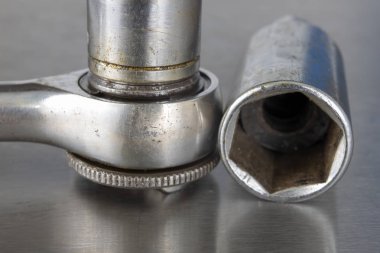 Eski soket anahtarı bir kolu ile. Atölye tamirci teneke bir tablo için aksesuarlar. Açık renkli.